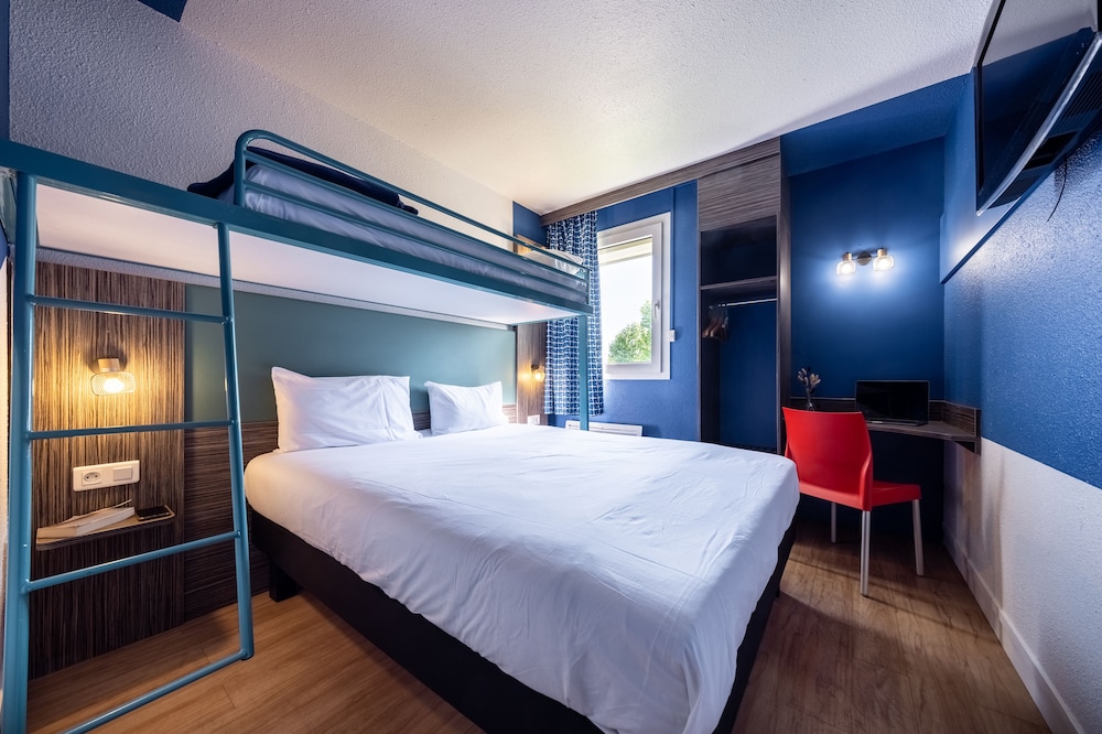 Habitación Pop con 1 cama doble y 1 cama individual del hotel Greet Chartres Est