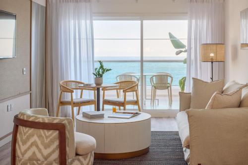 Suite Presidencial con vistas frontales al mar del hotel Meliá La Palma. Foto 31