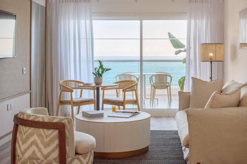 Suite Presidencial con vistas frontales al mar del hotel Meliá La Palma. Foto 8