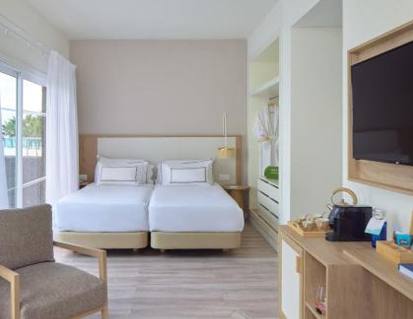 Habitación Premium con vistas frontales al mar y terraza acristalada del hotel Meliá La Palma. Foto 1
