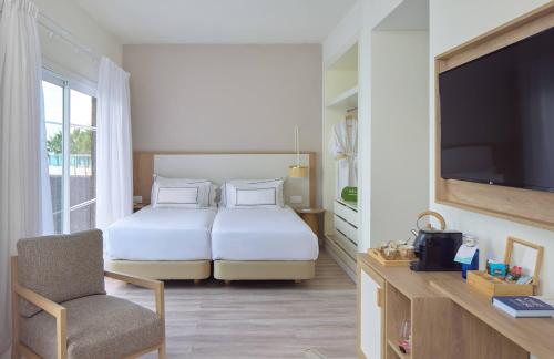 Habitación Premium con vistas frontales al mar y terraza acristalada del hotel Meliá La Palma. Foto 1