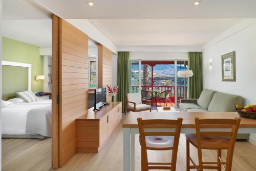 Apartamento Superior con vistas laterales al mar del hotel Hacienda San Jorge. Foto 1