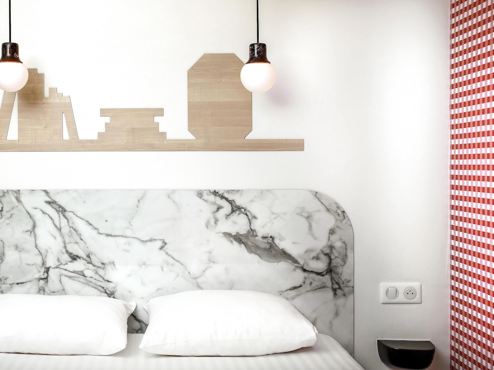 Habitación Estándar con cama doble del hotel ibis Styles Vichy Centre. Foto 1