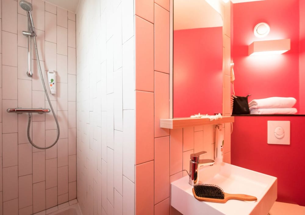 Habitación Estándar con cama doble del hotel ibis Styles Vichy Centre. Foto 6