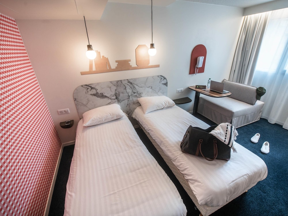 Habitación estándar con dos camas individuales y sofá para 1 persona del hotel ibis Styles Vichy Centre