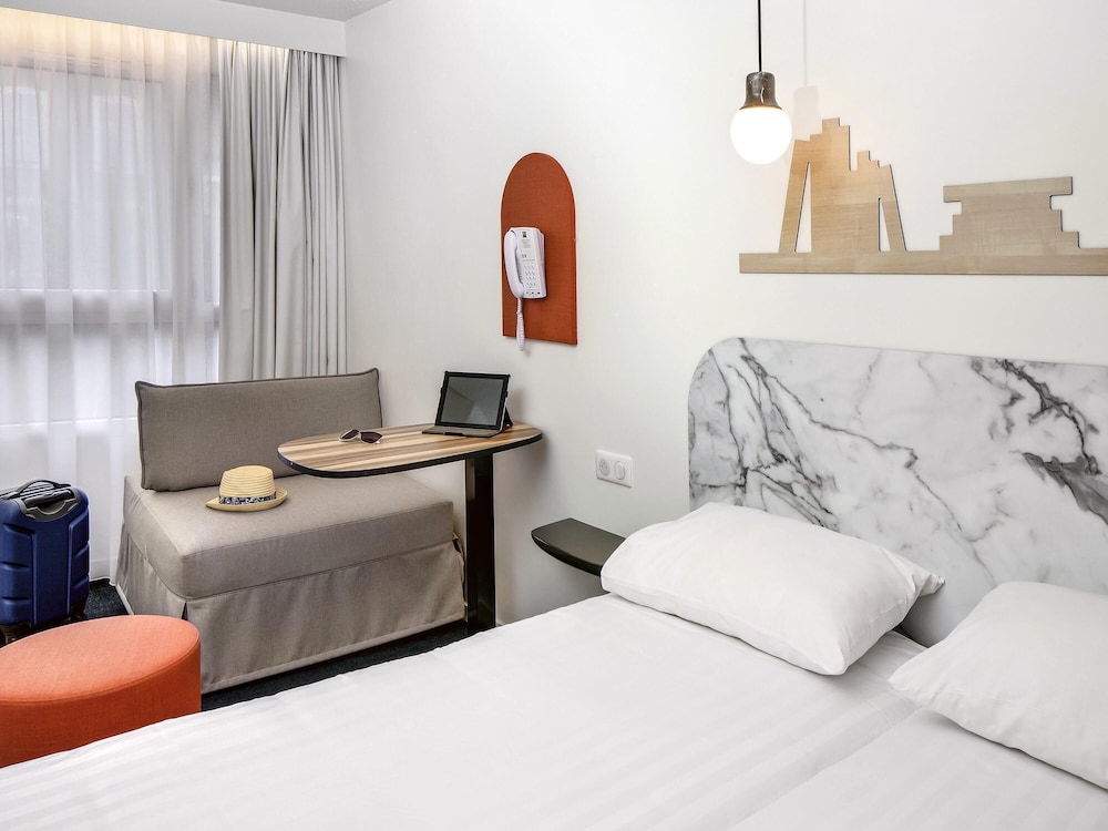 Habitación estándar y sofá para 1 persona del hotel ibis Styles Vichy Centre