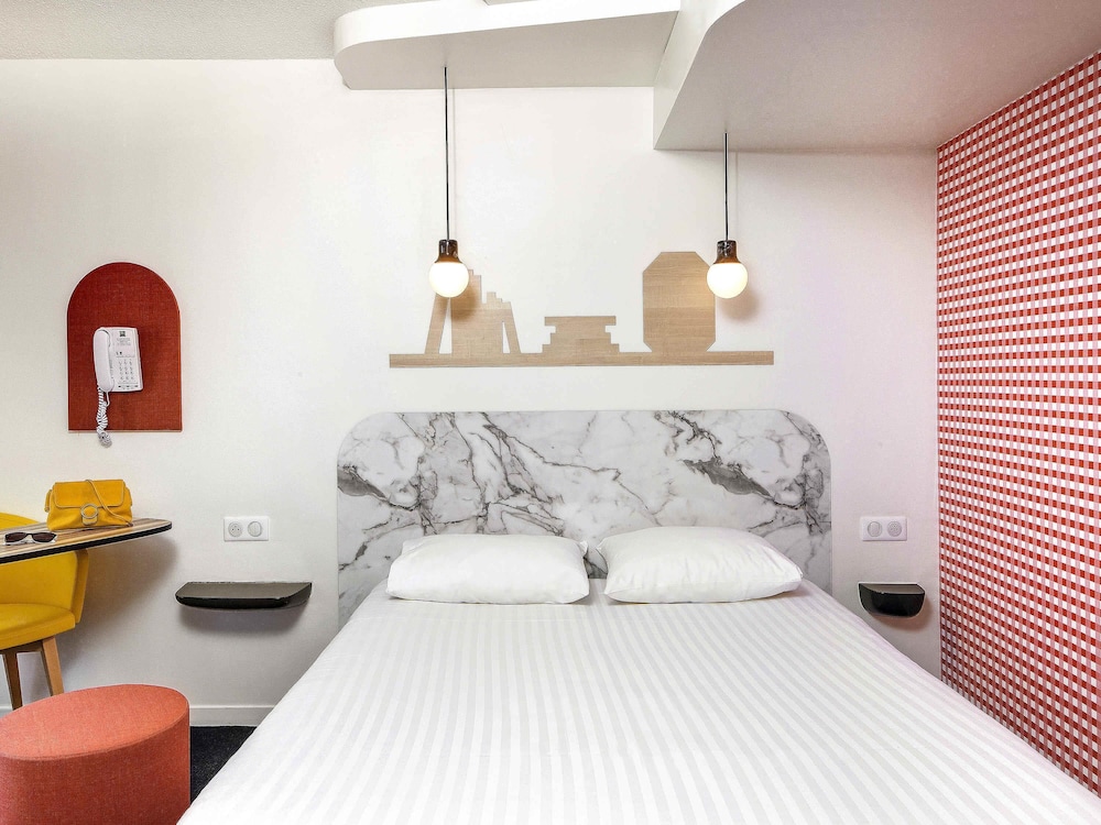 Habitación estándar y sofá para 1 persona del hotel ibis Styles Vichy Centre. Foto 2