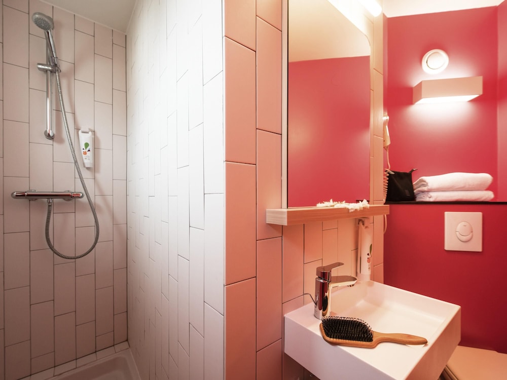 Habitación estándar y sofá para 1 persona del hotel ibis Styles Vichy Centre. Foto 4