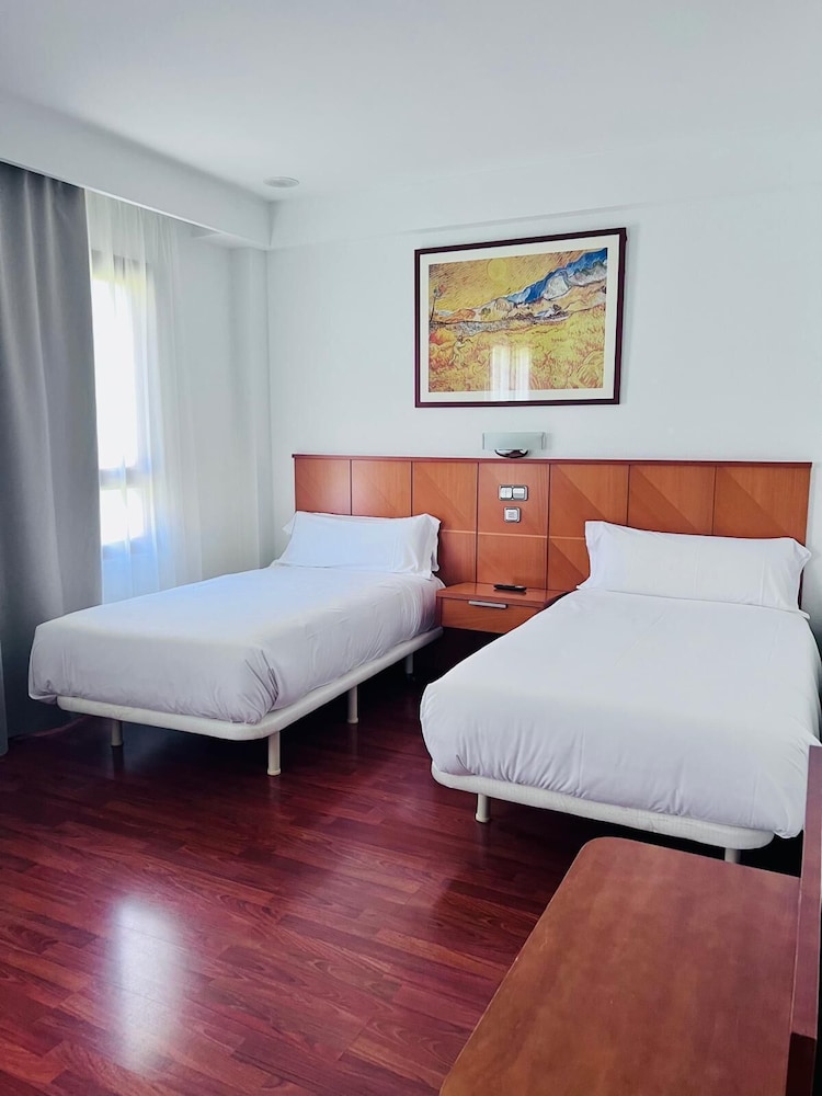 Habitación con 1 cama doble o 2 individuales del hotel Ciudad de haro. Foto 1
