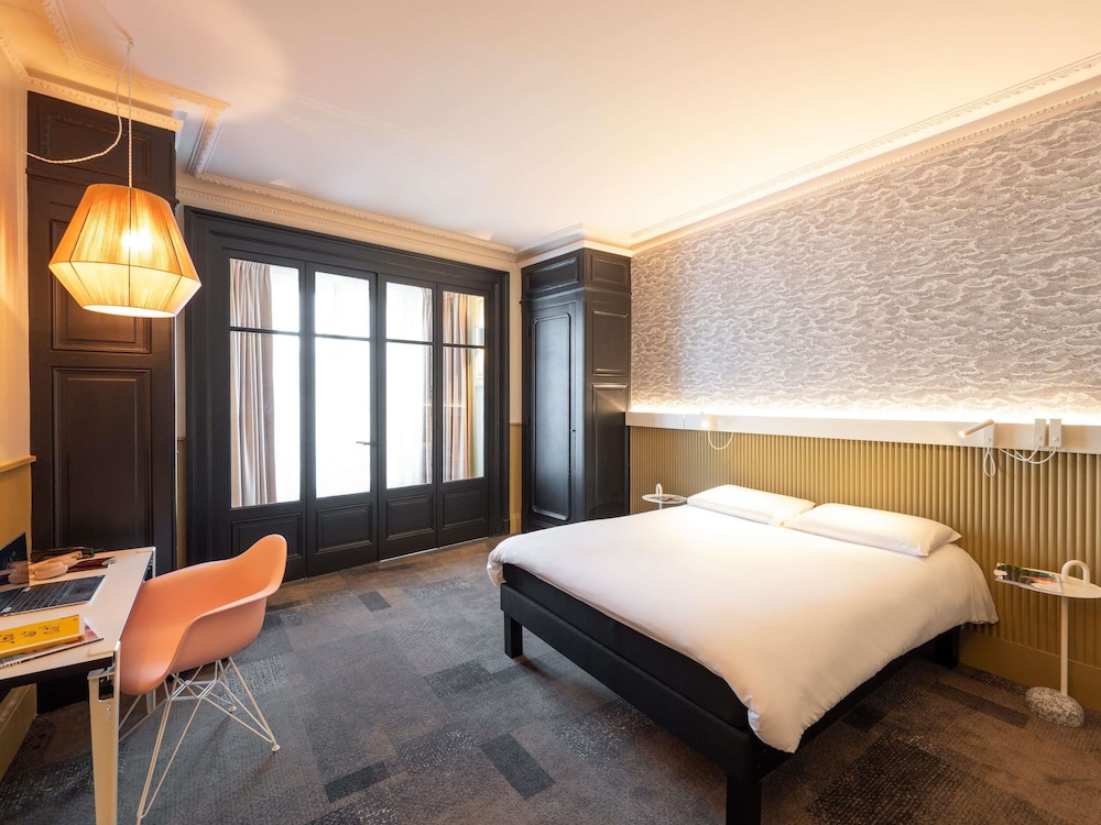 Suite con 1 cama doble y 2 sofás - cama del hotel Ibis Lyon Centre Perrache