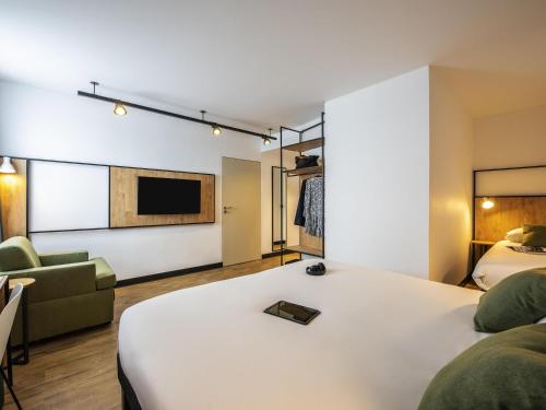 Standard Room with One Double Bed and One Sofa Bed for One Person del hotel ibis Lyon Sud Oullins. Foto 1