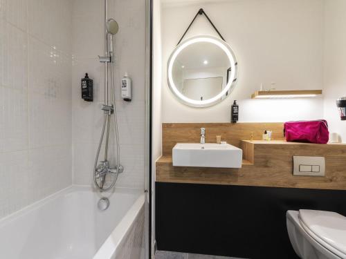 Standard Room with One Double Bed and One Sofa Bed for One Person del hotel ibis Lyon Sud Oullins. Foto 2