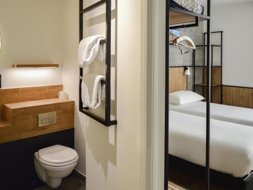 Habitación Doble Estándar - 2 camas del hotel ibis Lyon Sud Oullins. Foto 5