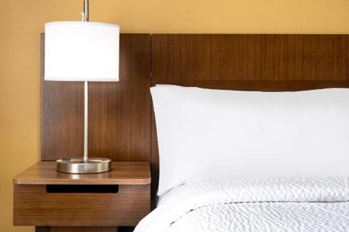 Habitación Estándar - Cama extragrande del hotel Ramada By Wyndham North Bergen