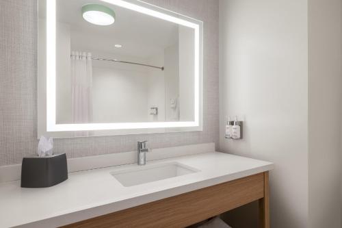 Habitación Estándar - Cama extragrande del hotel Ramada By Wyndham North Bergen. Foto 1