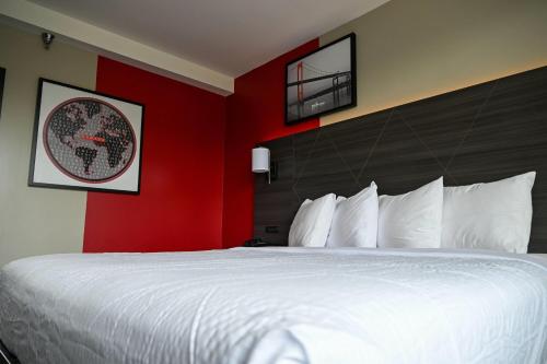 Habitación adaptada para personas con movilidad reducida, con ducha accesible en silla de ruedas - 1 cama extragrande - No fumadores del hotel Ramada By Wyndham North Bergen. Foto 1