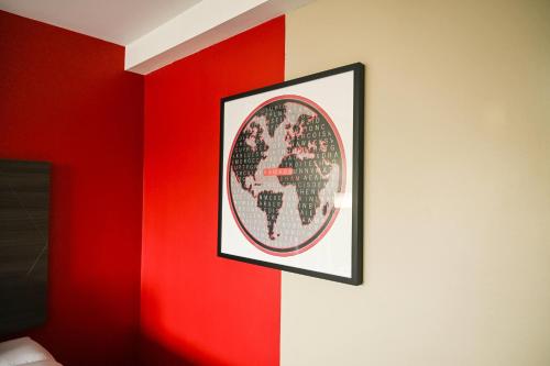 Habitación adaptada para personas con movilidad reducida, con ducha accesible en silla de ruedas - 1 cama extragrande - No fumadores del hotel Ramada By Wyndham North Bergen. Foto 8