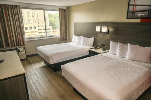 Habitación con 2 camas grandes - No fumadores del hotel Ramada By Wyndham North Bergen