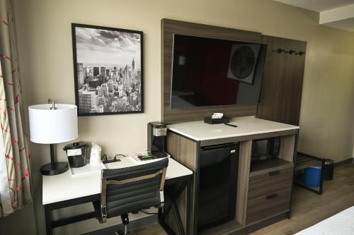 Habitación con 2 camas grandes - No fumadores del hotel Ramada By Wyndham North Bergen. Foto 3