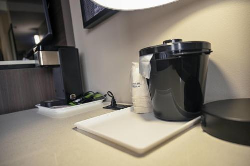 Habitación con 2 camas grandes - No fumadores del hotel Ramada By Wyndham North Bergen. Foto 6