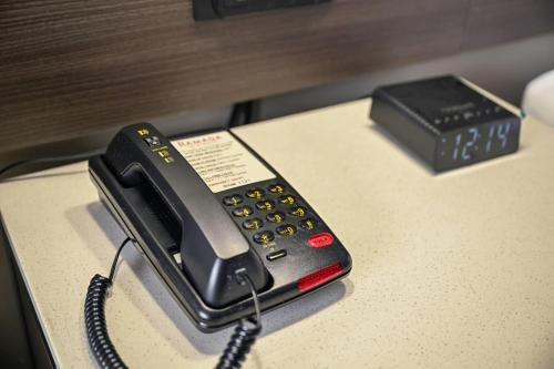 Habitación - 1 cama extragrande - No fumadores del hotel Ramada By Wyndham North Bergen. Foto 7