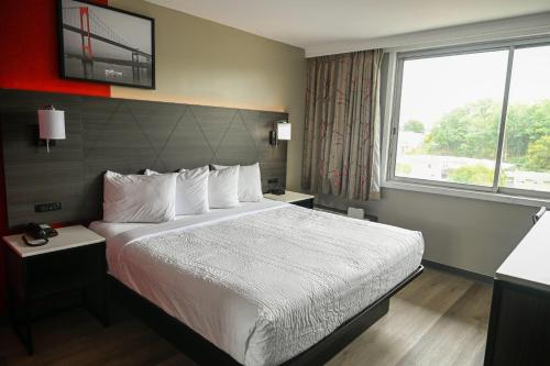 Suite de 1 dormitorio con cama extragrande - No fumadores del hotel Ramada By Wyndham North Bergen