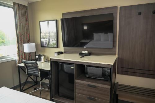 Suite de 1 dormitorio con cama extragrande - No fumadores del hotel Ramada By Wyndham North Bergen. Foto 4
