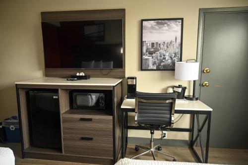 Suite de 1 dormitorio con cama extragrande - No fumadores del hotel Ramada By Wyndham North Bergen. Foto 5