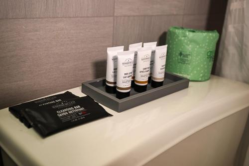 Suite de 1 dormitorio con cama extragrande - No fumadores del hotel Ramada By Wyndham North Bergen. Foto 10