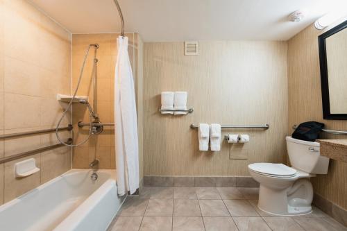 Habitación Estándar con bañera adaptada para personas con discapacidad - Cama extragrande del hotel Crowne Plaza Newark Airport. Foto 1