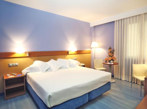 Habitación Triple del hotel Sercotel Murrieta. Foto 1