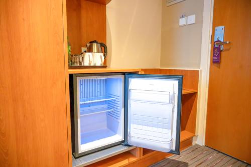 Non Smoking - Twin Room del hotel Premier Inn Abu Dhabi Int Airport. Foto 2