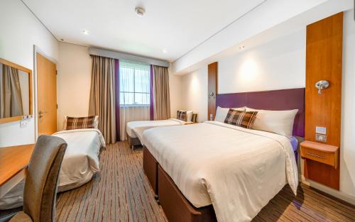 Habitación Familiar - no fumadores del hotel Premier Inn Abu Dhabi Int Airport. Foto 4