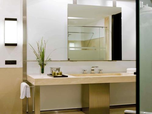 Habitación superior con 2 camas individuales del hotel Sofitel La Reserva Cardales. Foto 3