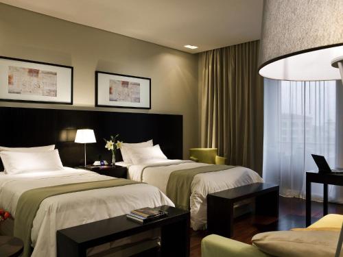 Habitación superior con 2 camas individuales del hotel Sofitel La Reserva Cardales. Foto 4