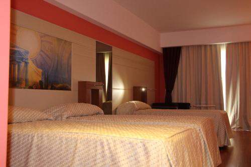 Habitación Triple Superior con balcón del hotel Catania International Airport. Foto 2