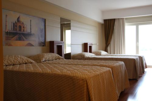 Habitación Cuádruple Superior con balcón del hotel Catania International Airport. Foto 1