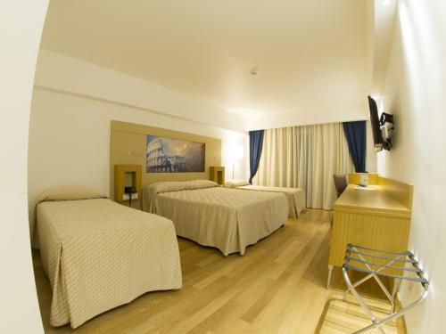 Habitación Cuádruple Superior con balcón del hotel Catania International Airport. Foto 2