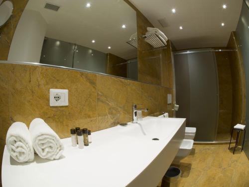 Habitación Cuádruple Superior con balcón del hotel Catania International Airport. Foto 3