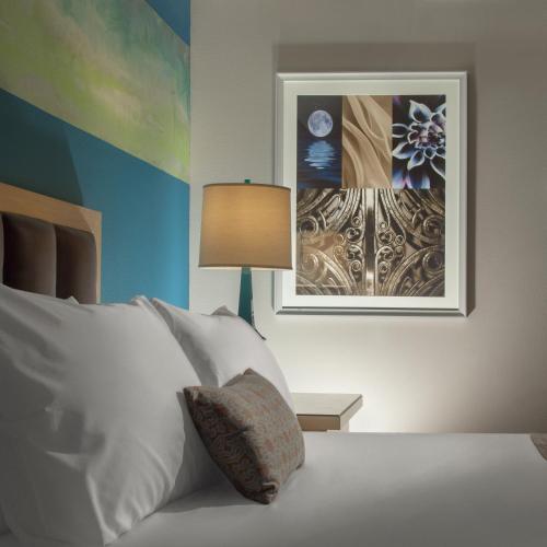 Habitación Grand Deluxe con cama extragrande - No fumadores del hotel Downtown Grand Las Vegas. Foto 3