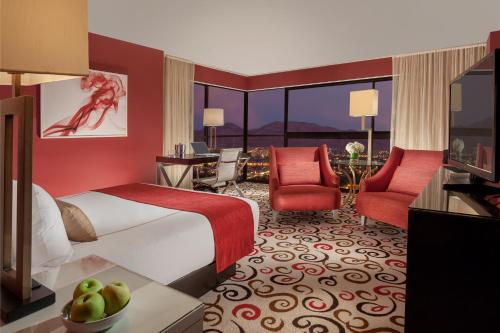 Estudio Grand con cama extragrande del hotel Downtown Grand Las Vegas. Foto 1