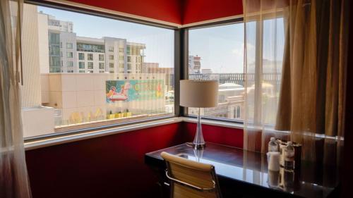 Estudio Grand con cama extragrande del hotel Downtown Grand Las Vegas. Foto 4