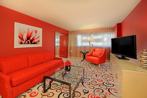 Suite Grand de 1 dormitorio y cama extragrande del hotel Downtown Grand Las Vegas
