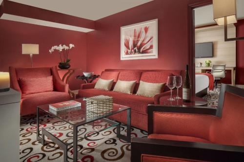 Suite Grand de 1 dormitorio y cama extragrande del hotel Downtown Grand Las Vegas. Foto 1