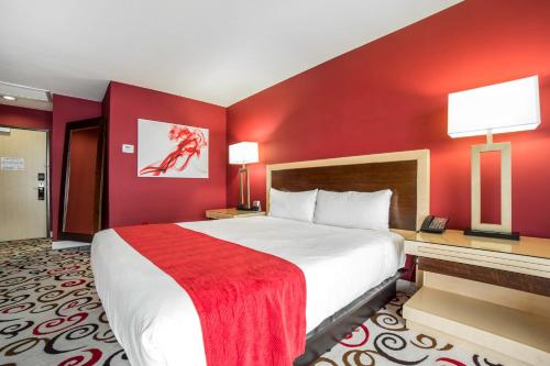Suite Grand de 1 dormitorio y cama extragrande del hotel Downtown Grand Las Vegas. Foto 2