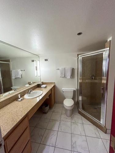 Suite Grand de 1 dormitorio y cama extragrande del hotel Downtown Grand Las Vegas. Foto 3