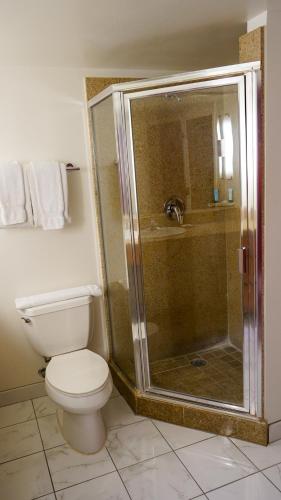 Suite Grand de 1 dormitorio y cama extragrande del hotel Downtown Grand Las Vegas. Foto 4