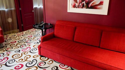 Suite Grand de 1 dormitorio y cama extragrande del hotel Downtown Grand Las Vegas. Foto 6
