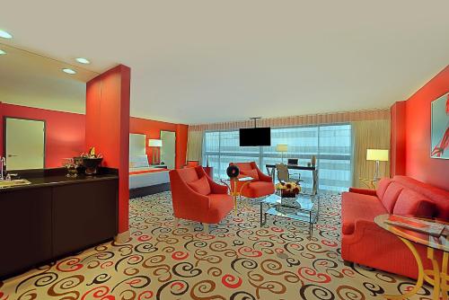 Suite City con cama extragrande del hotel Downtown Grand Las Vegas. Foto 2