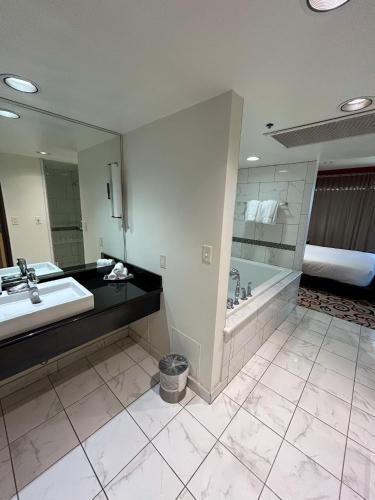 Suite City con cama extragrande del hotel Downtown Grand Las Vegas. Foto 3